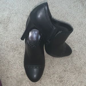 Worthington Womans Black Inner Zip Heeled Booties.